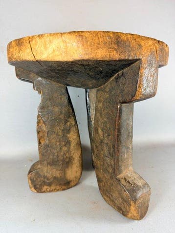 Tabouret antique à trois pieds fait à la main dans la région