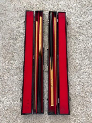 2 queues de billards signées dans leur étuis , made in