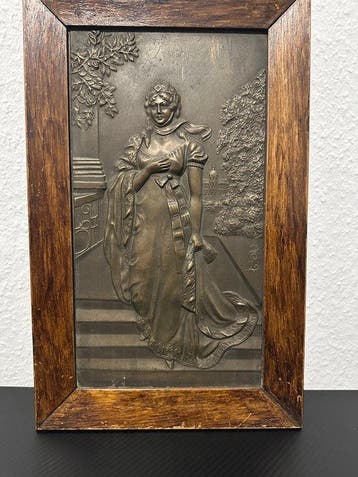 Relief, Herm. Bömpe – Bronze Relief „Edle Dame im Garten“,