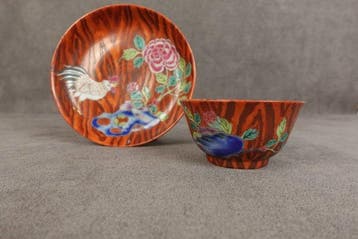Tasse et soucoupe en faux bois chinois – famille rose – Coq, Antiquités & Art