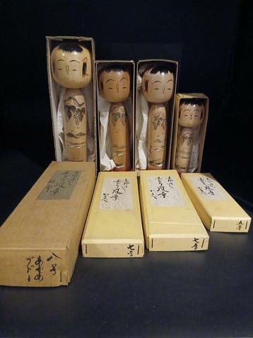 Beeldje - Prachtige Set van 4 Vintage Kokeshi-poppen met