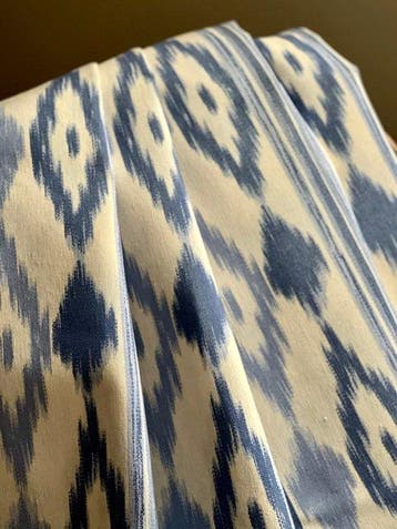 Dubbel breed. Ikat-stof met etnische patronen voor decoratie