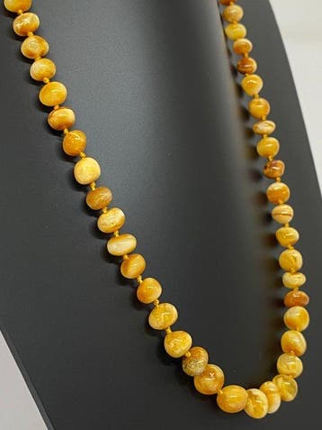 Collier en ambre baltique naturel éclairé par le soleil –