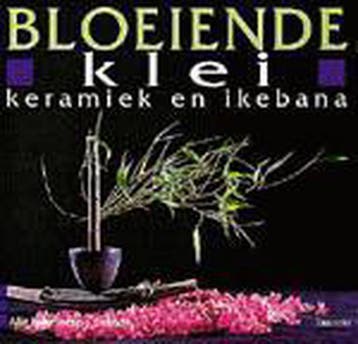 BLOEIENDE KLEI, KERAMIEK EN IKEBANA 9789020926828, Verzenden, Gelezen, M. Ingelaere-Brandt