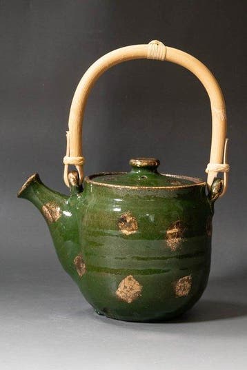 Ueno-aardewerken theepot met groen glazuur en vergulde
