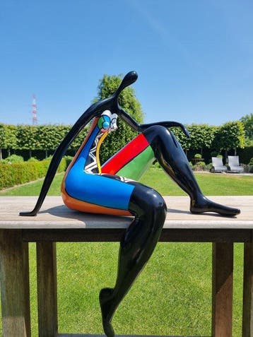 Sculpture, A seated woman - pop art sculpture - 60 cm -