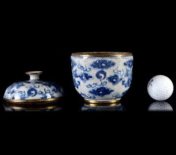 Een Chinese bleu-de-Hue Dragons met craquelé glazuur kruik