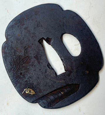 Tsuba au motif d’un héron sur la berge d’une rivière - Japon