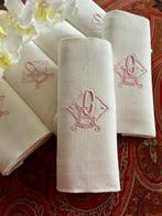 Mantel, servetten, oud linnen met initialen handgeborduurd.