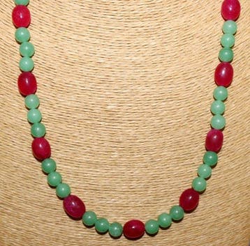 Een hele mooie ketting met handgemaakte robijn- en