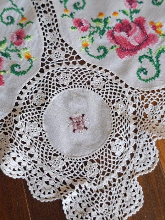 Liefdevolle voorjaarshanddoek, met bloemen in meerdere, Antiquités & Art, Tapis & Textile