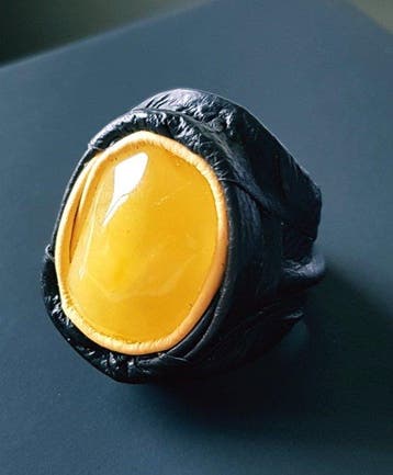 Unieke vintage leren ring met natuurlijke butterscotch