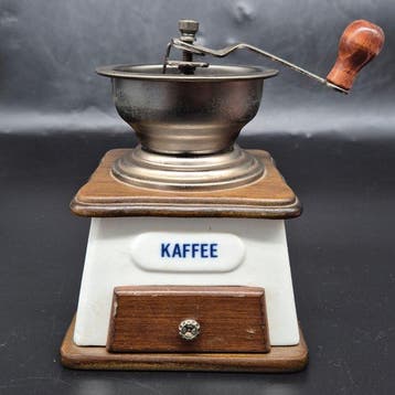 Antike Kaffeemühle – Nostalgisches Design mit blauem