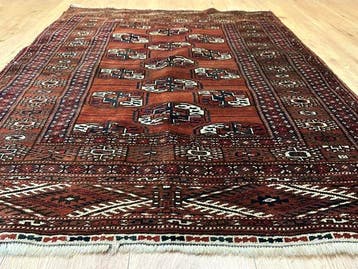 Tapis Bukhara Jommut tissé à la main dans le style classique