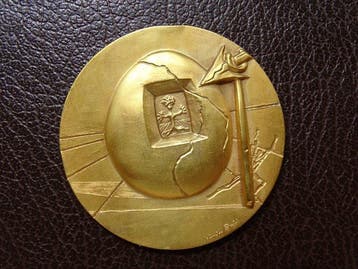 Salvador Dali (1904-1989) - sculptuur, El Huevo de oro-