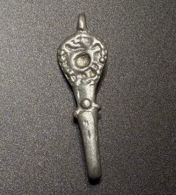Viking periode Brons Hanger met zonne-symboliek en een