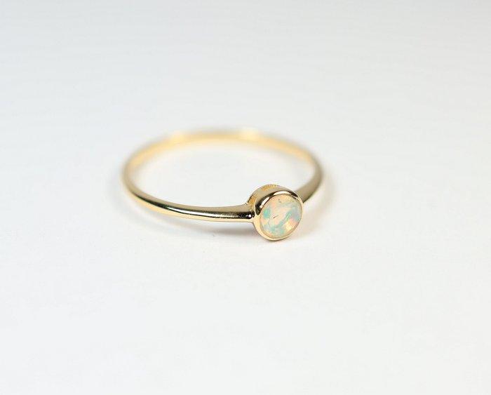 Ethiopisch opaal / Welo-opaal Ring / verguld / nieuw- 0.8 g, Collections, Minéraux & Fossiles