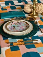 Tafelkleed met geometrisch patroon, felle kleuren. -