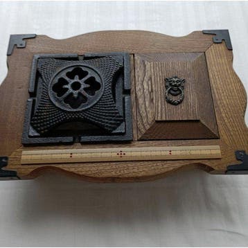 Vintage Japanse decoratieve gietijzeren asbak en houten