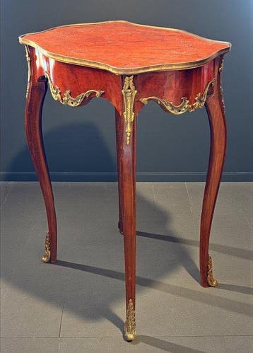 Table dappoint - marqueterie - Acajou, Laiton - Inscription