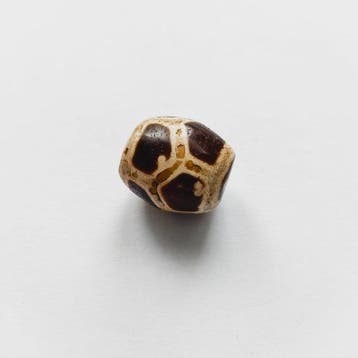 Oud Tibetaans/Nepalees Geëtst agat Kraal-talisman met, Antiek en Kunst