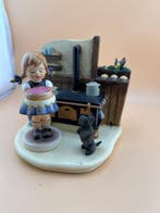 Goebel - M.I. Hummel - Figuur - Kozy Kitchen mit Hummel, Antiek en Kunst