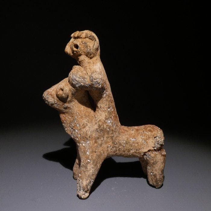 Mesopotamisch Terracotta Stier met krijgerfiguur. 8 cm hoog., Verzamelen, Mineralen en Fossielen