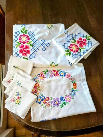 7 teiliges Handbesticktes Vintage Tischwäsche-Set aus