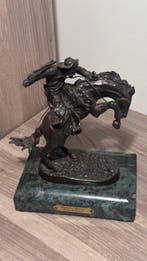 After Frederic Remington (1861–1909) - sculptuur, Bronco
