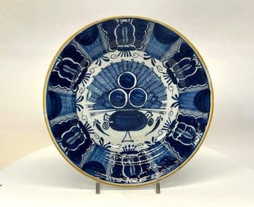 Grote Delftse schotel – De Drie Klokken – ca. 1720–1760 -, Antiquités & Art