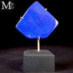 Topkwaliteit lapislazuli-slice op een artistiek voetstuk -