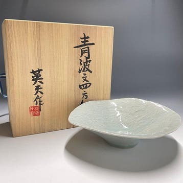 Hideo Kobayashi / Celadon square bowl with carved wave