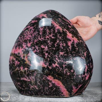 Rhodonite naturelle en forme libre provenant de Madagascar