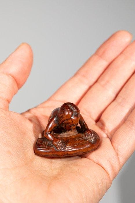 Een ongewone netsuke van boxhout, waarop een zeemeermin een, Antiek en Kunst, Antiek | Overige Antiek