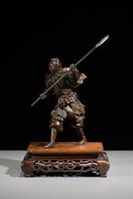 Gepatineerd brons - Een bronzen okimono van een samurai met, Antiek en Kunst