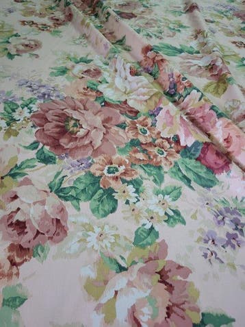 Prachtige bloemendessin stof met roze achtergrond - Textiel