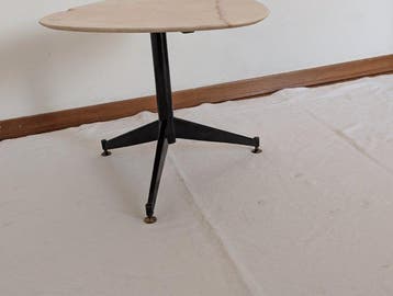 Table basse - Marbre - Structure en fer, pieds réglables en