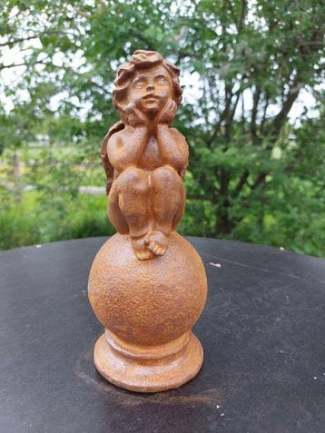 Beeld, angel op sphere - 19 cm - Gietijzer, Antiek en Kunst