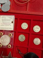 Monde. Collection of coins and banknotes and other items