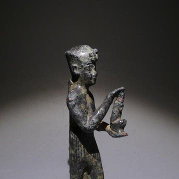 Égypte ancienne Bronze Pharaon présentant une statue de la