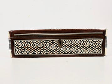 Doos - Houten sieradendoos met geometrische parelmoeren