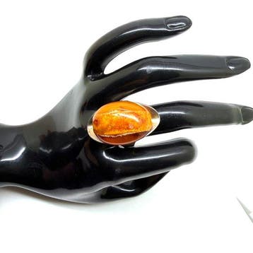 Vintage statement ring met een natuurlijke Baltische