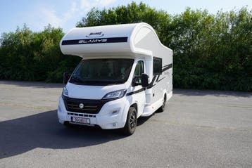 McLouis Glamys 320 met 35522 km en stapelbedden achter 43946, Caravans en Kamperen, Mobilhomes, Alkoof, Fiat, 6 tot 7 meter, Tot en met 6
