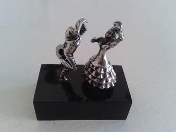 Figuur - Zilveren miniatuur dansend paar op voetstuk -