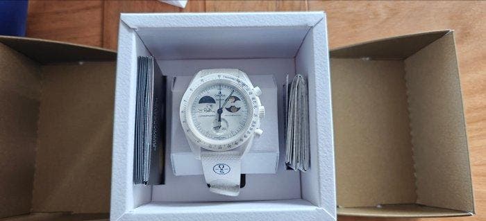 Swatch - MoonSwatch. Mission to Eartphase. Moonshine Gold. -, Handtassen en Accessoires, Horloges | Heren