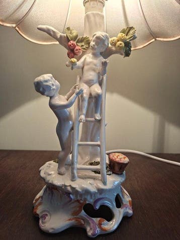 Tafellamp met beeldje - Porselein, Textiel - Spelende Putti