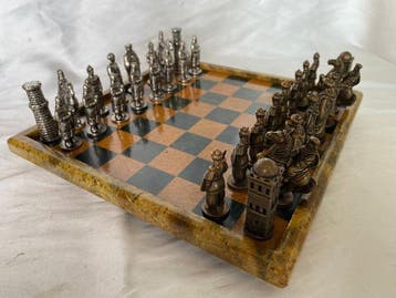Schaakspel - marmeren bord en figuren, uitgevoerd in brons
