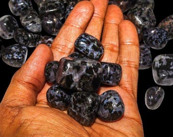 3 kg natuurlijke blauwe Indigo gabbro Merliniet getrommelde