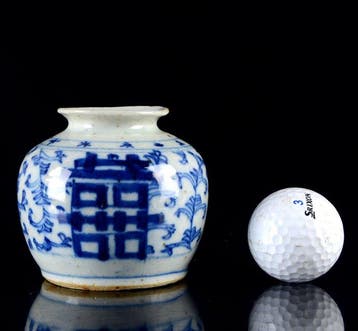 Een miniatuur Chinees blauw-witte Double Happiness