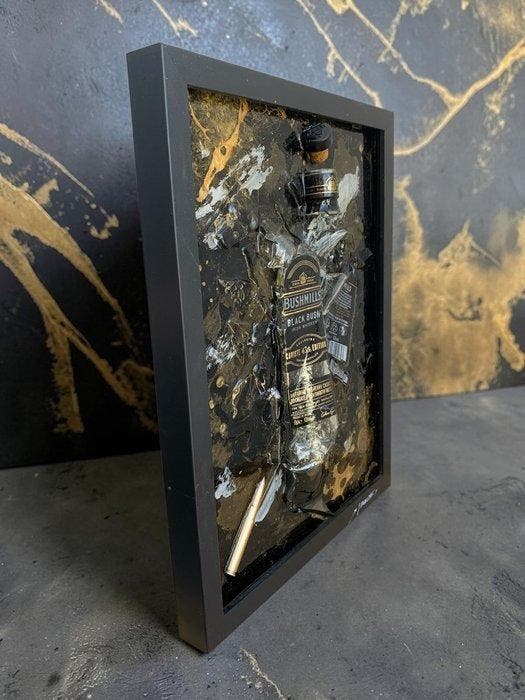 WASE - Speelgoed figuur BOTTLE BUSHMILLS BLACK AND GOLD -, Antiquités & Art, Art | Objets design